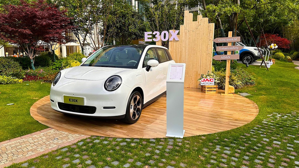 کی ام سی E30X