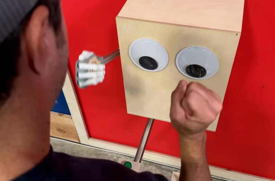 ربات جدید بازی سنگ کاغذ قیچی