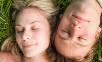 خوابیدن کنار همسر